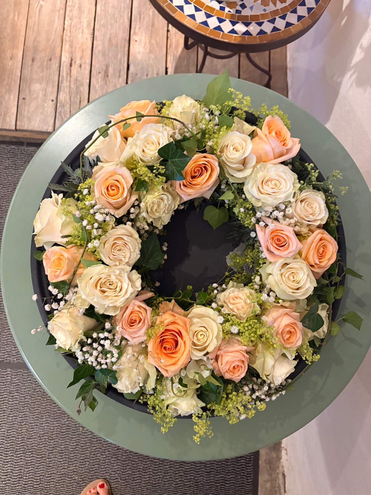 Blumenkranz aus Rosen in Apricot und Creme als Haarschmuck zur Hochzeit