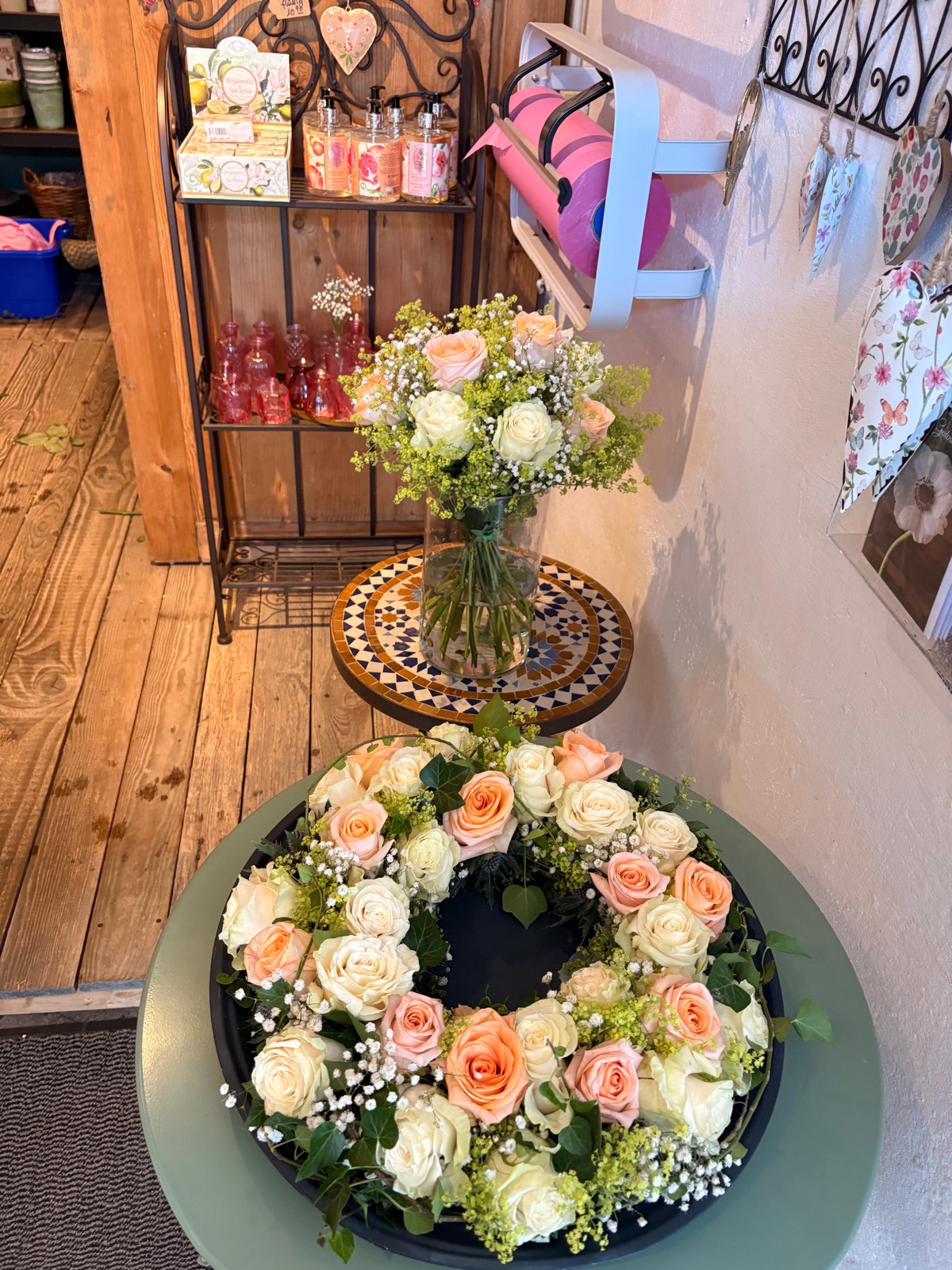 Brautstrauß in der Vase und Rosenkranz im Laden