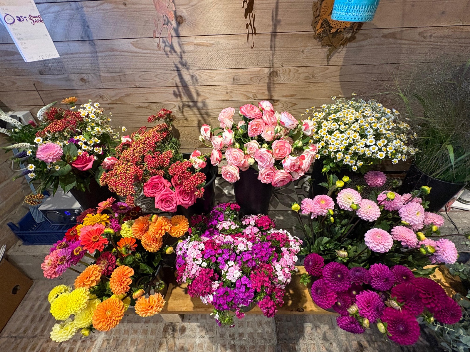 Frische Schnittblumen-Auswahl im Blumenladen in Meckenbeuren