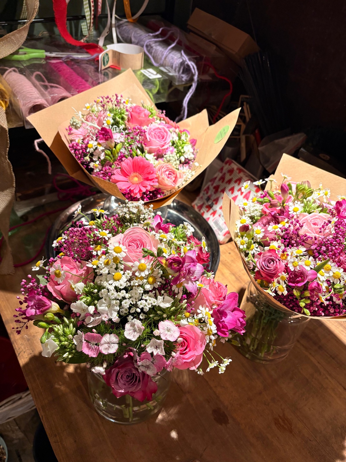 Handgebundene Blumensträuße in Kraftpapier – Blumenwunder Sassen Meckenbeuren